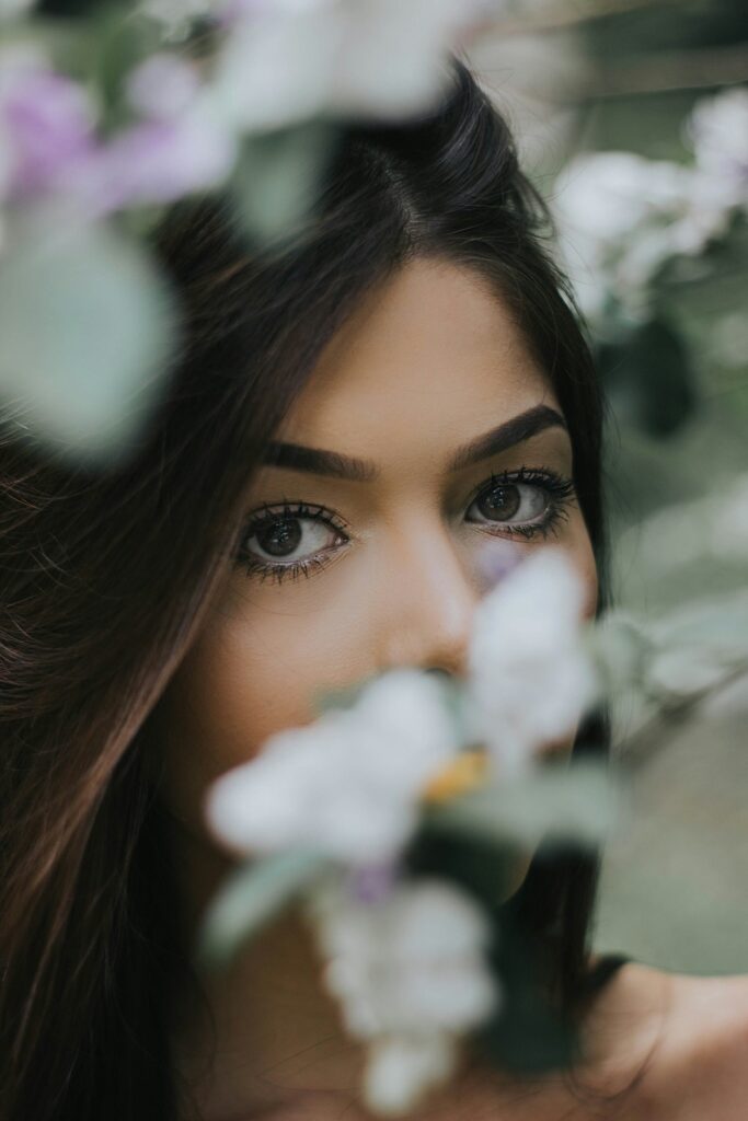 Visage femme avec fleurs