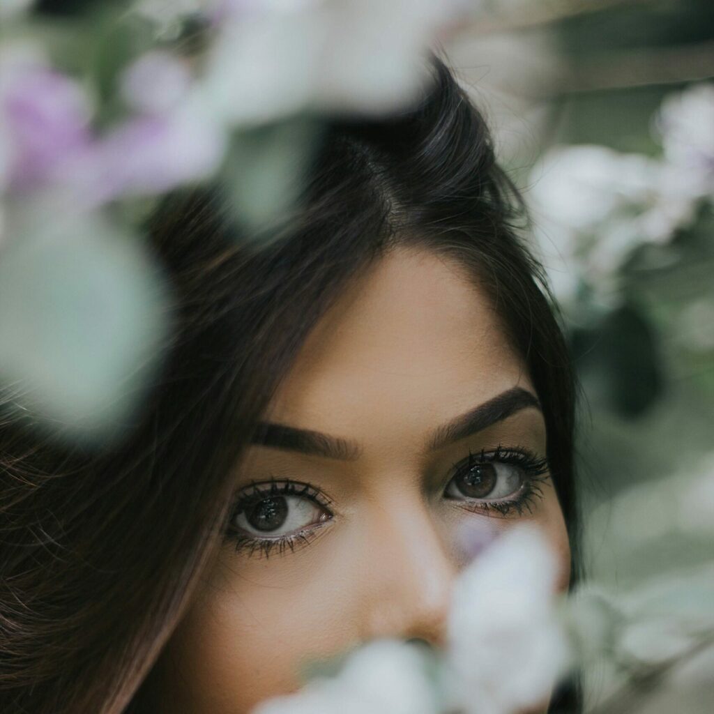 Visage femme avec fleurs