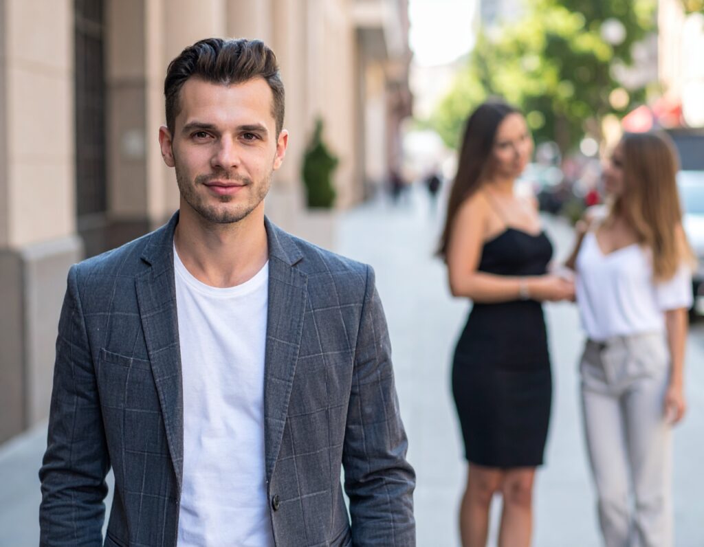 Homme marchant rue