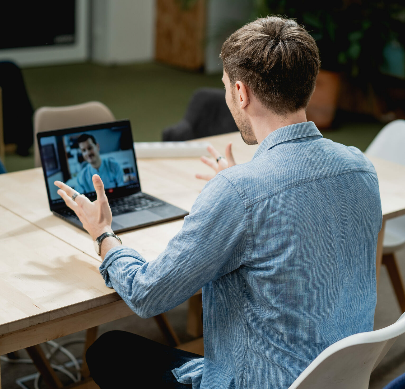 Homme coaching visioconférence