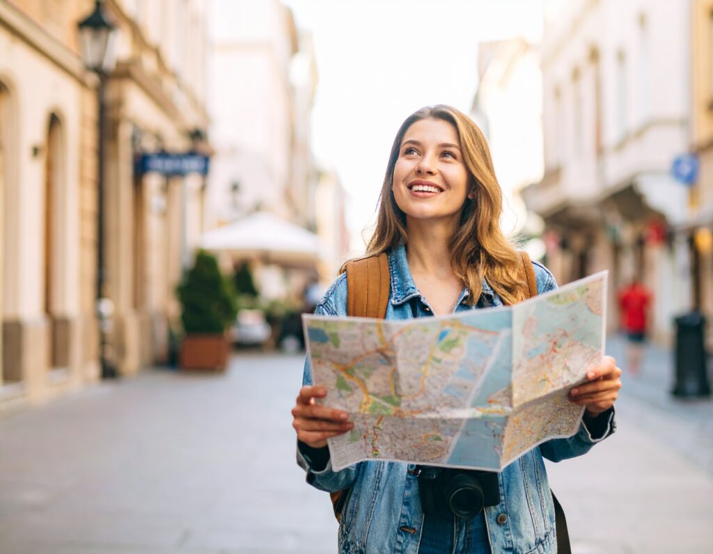 Jeune femme souriante dans une rue de ville
