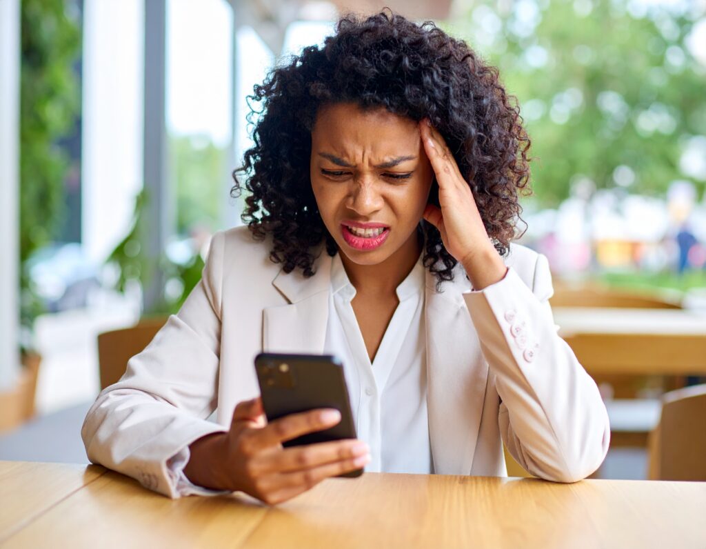 Femme préoccupée regarde son smartphone