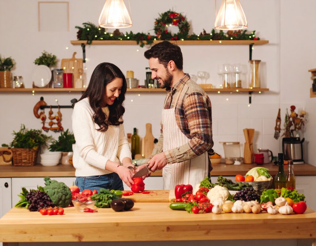 Couple souriant préparant cuisinant ensemble