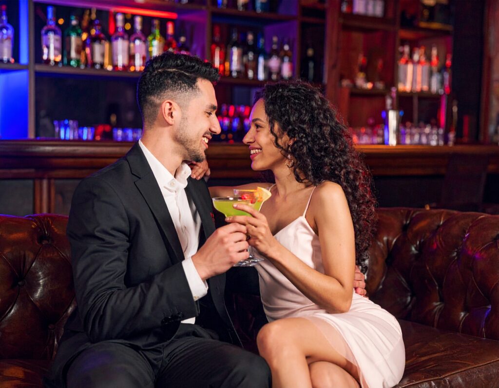 Soirée romantique d'un couple dans un bar lounge