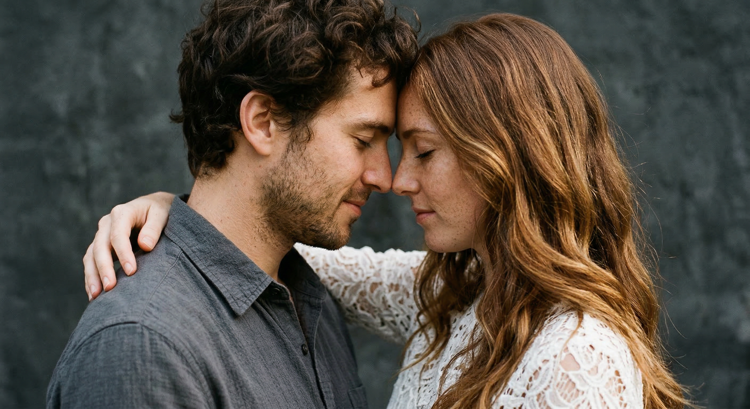 Couple heureux tête contre tête