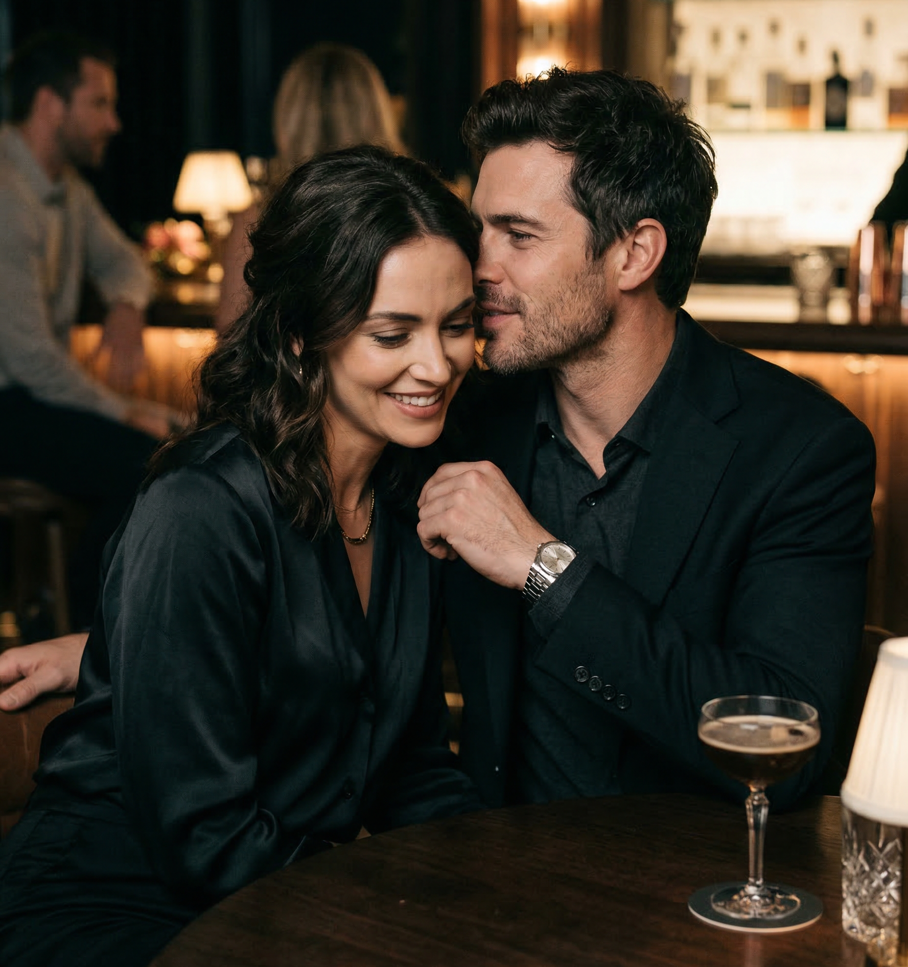 Homme parlant oreille femme