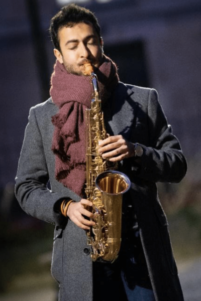 Homme jouant saxophone